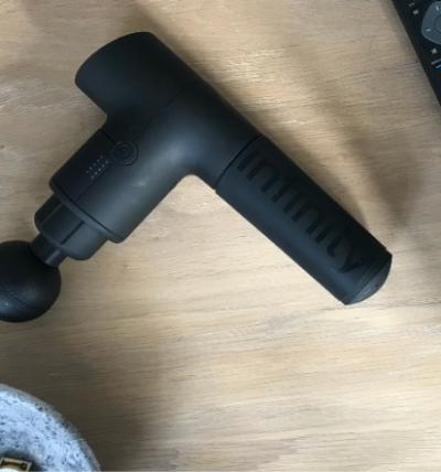 TEST: Infinity Massage Gun – massasjepistol i god kvalitet til en skarp pris