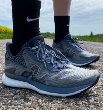 TEST: New Balance FuelCell Lerato - en løpesko med karbonplate til mengdetrening