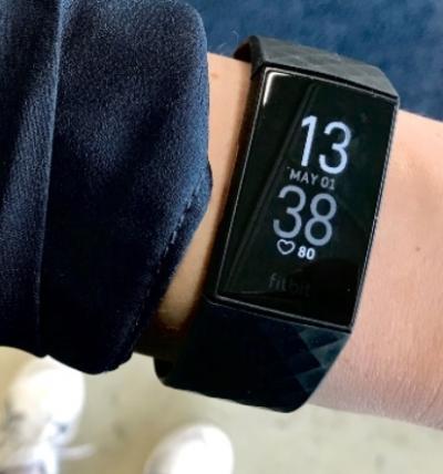 TEST: FITBIT CHARGE 4 – MARKEDETS BESTE AKTIVITETSMÅLER