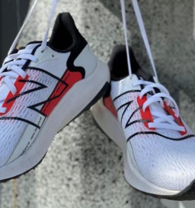 TEST: New Balance FuelCell Propel V2 – En fast og effektiv sko til dine daglige turer