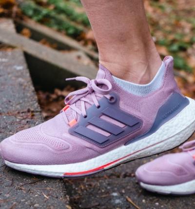 Test: adidas Ultraboost 22 – Maksimal komfort på de lange løpeturene!